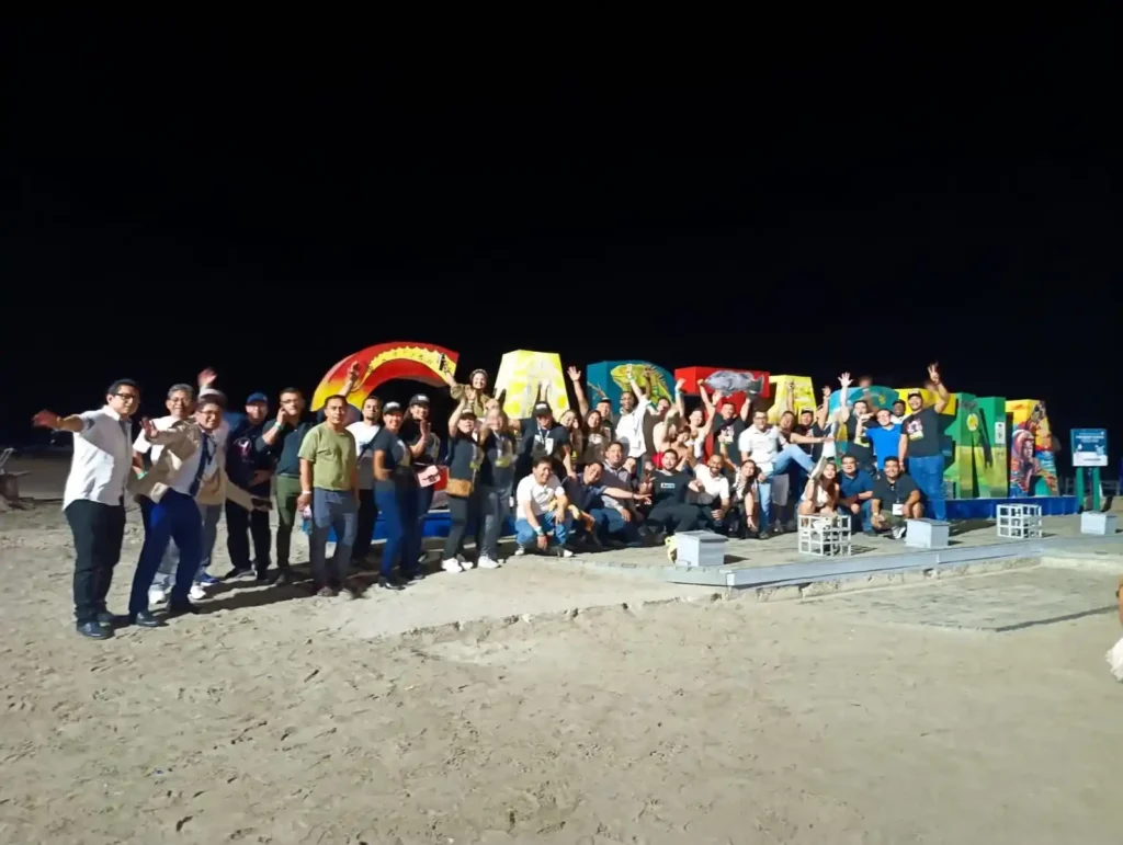 Foto de los asistentes al congreso en la playa de Cartagena
